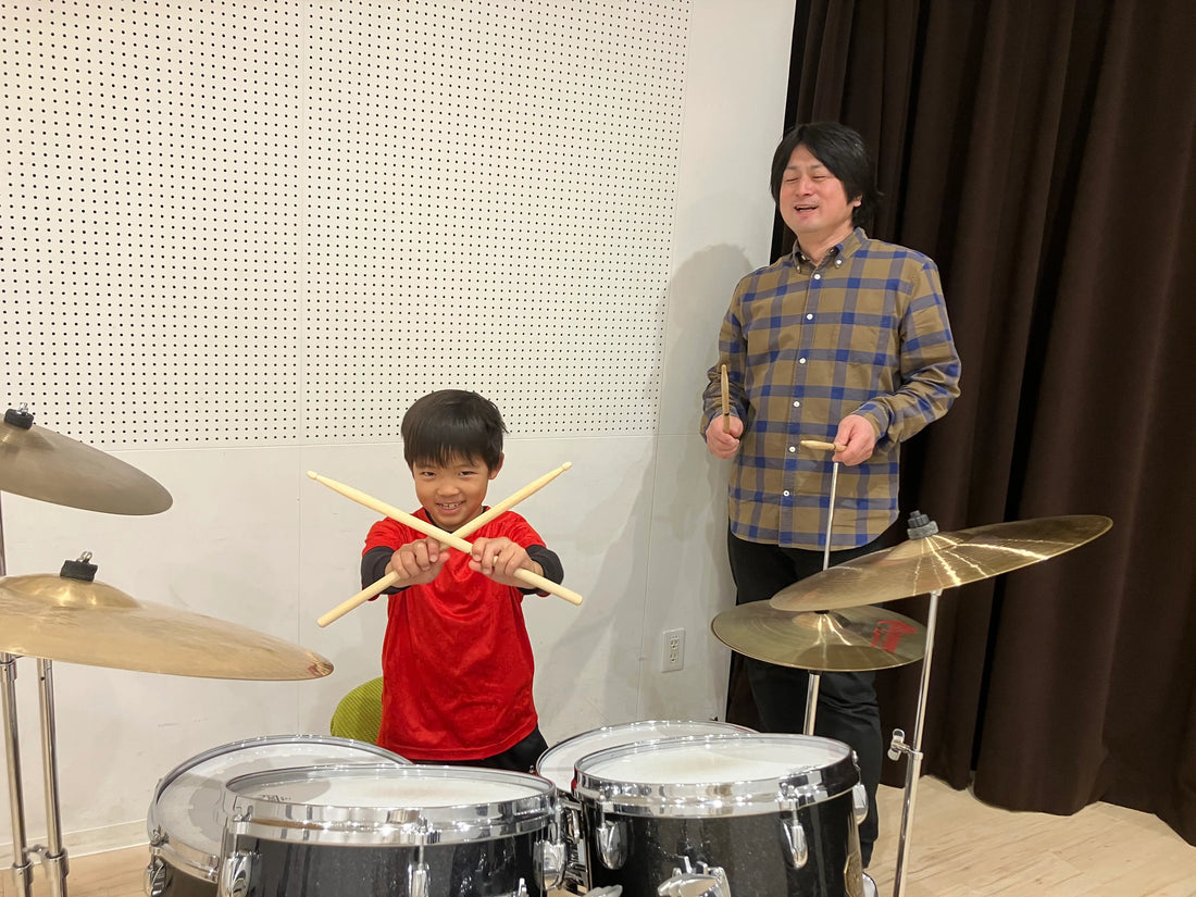 小学生がドラムレッスンを楽しむ様子